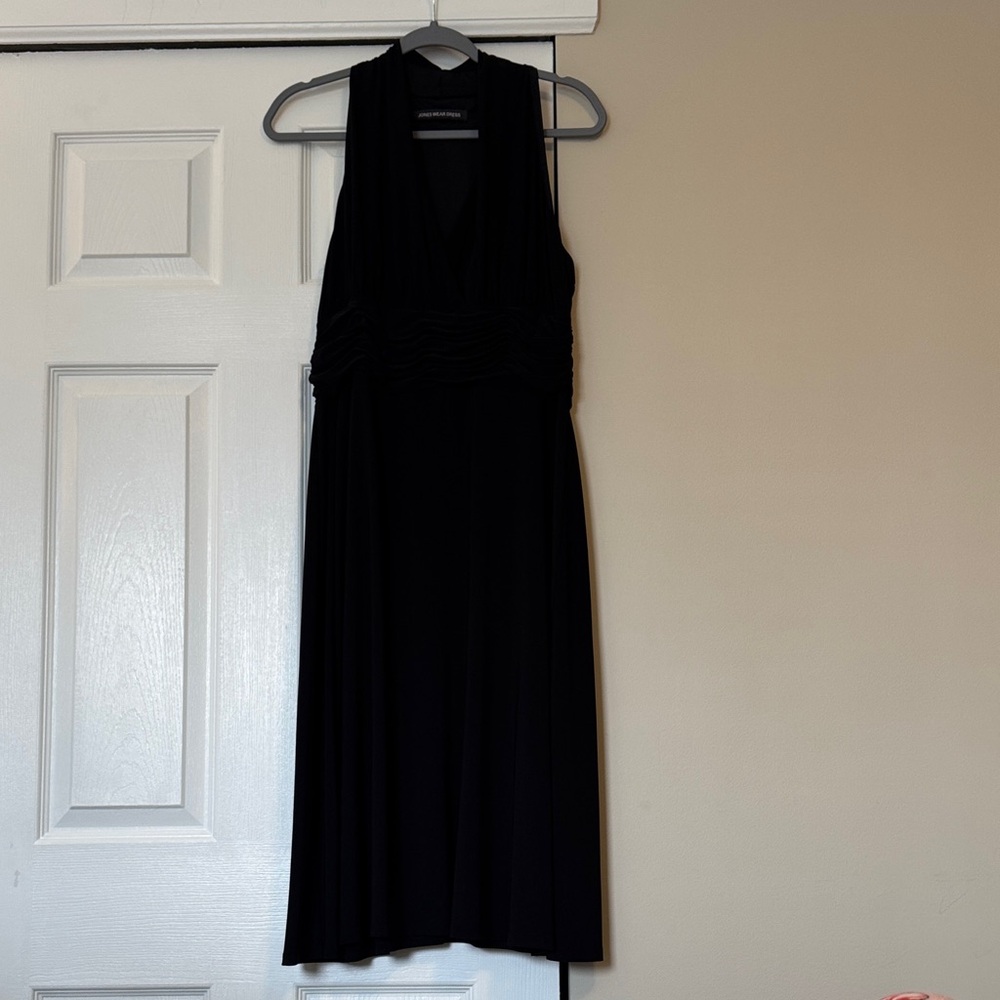 Jones Wear Black Sleeveless V-Neck Midi Dress